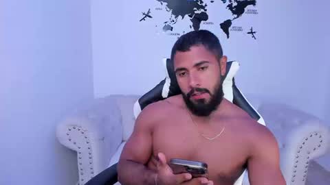 Snapshot of santiago_huntt chatting on September 22, 8:44 pm santiago_huntt online show from September 22, 8:44 pm