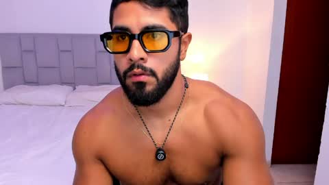 santiago_huntt online show from April 18, 1:26 pm