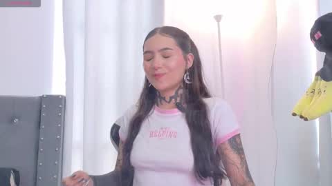 Snapshot of sara_queen9 chatting on December 2, 6:03 pm Sara online show from December 2, 6:03 pm