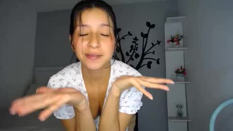 Snapshot of sara_tris chatting on November 11, 1:49 am Sara online show from November 11, 1:49 am