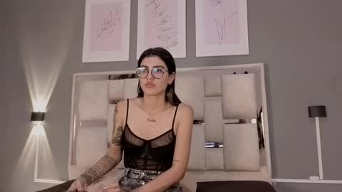 Snapshot of saraa_nix chatting on November 15, 3:04 am sara online show from November 15, 3:04 am