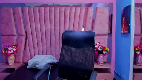 Snapshot of sarah_sweett_ chatting on December 18, 1:45 pm Sarah online show from December 18, 1:45 pm