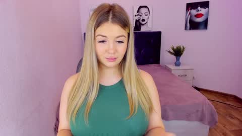 Snapshot of sarahmils chatting on December 3, 3:44 pm Sarah online show from December 3, 3:44 pm