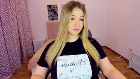 Snapshot of sarahmils chatting on December 16, 1:43 pm Sarah online show from December 16, 1:43 pm