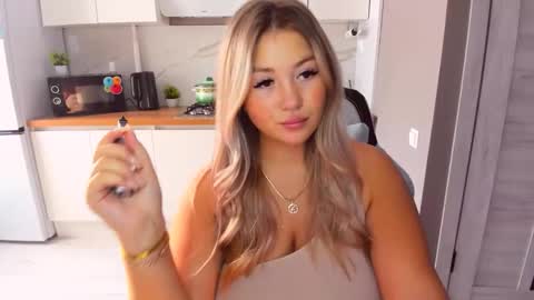 Snapshot of sarahmils chatting on September 19, 12:06 pm Sarah online show from September 19, 12:06 pm