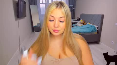 Sarah online show from March 25, 2:56 pm