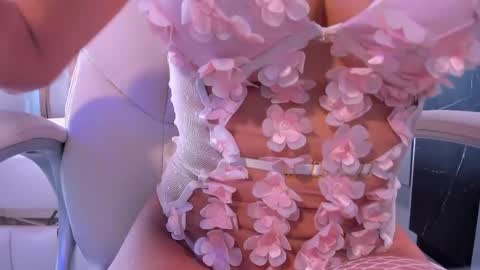 Snapshot of sarahpreston1 chatting on February 26, 6:43 pm Sarah online show from February 26, 6:43 pm