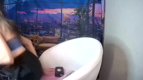 Snapshot of sarahstarr20 chatting on December 16, 5:23 am SarahStarr online show from December 16, 5:23 am