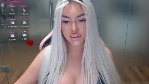 Snapshot of sarahstone_ chatting on October 20, 6:36 am Sarah online show from October 20, 6:36 am