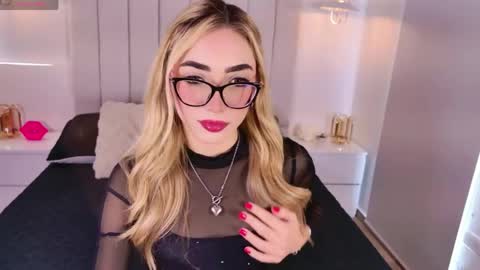 Sara jones   online show from April 17, 2:53 pm