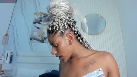 Snapshot of saralewwis chatting on February 21, 10:38 am Sara Lewis online show from February 21, 10:38 am