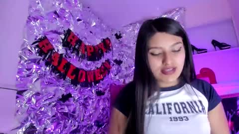 Snapshot of sarastonesx chatting on October 25, 8:00 am sarastonesx online show from October 25, 8:00 am