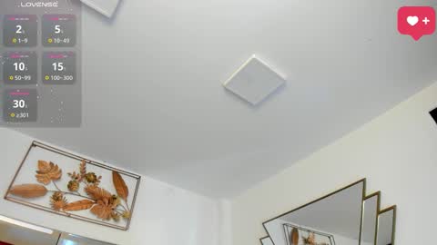 Snapshot of sarawagner_ chatting on September 19, 7:14 pm online show from September 19, 7:14 pm