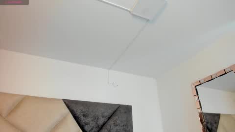 Snapshot of sarawagner_ chatting on September 24, 6:44 pm online show from September 24, 6:44 pm