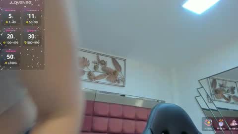 Snapshot of sarawagner_ chatting on October 6, 6:38 pm online show from October 6, 6:38 pm