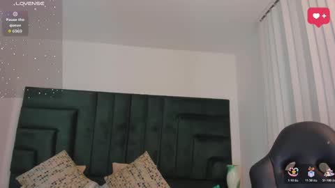 Snapshot of sarawagner_ chatting on October 22, 1:28 am online show from October 22, 1:28 am