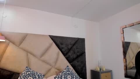 Snapshot of sarawagner_ chatting on October 25, 1:02 am online show from October 25, 1:02 am