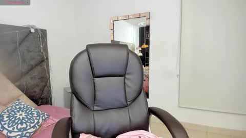 Snapshot of sarawagner_ chatting on November 4, 12:10 am online show from November 4, 12:10 am