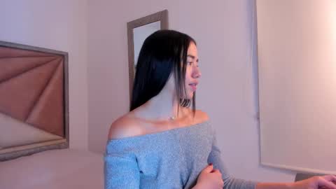 Snapshot of sarawagner_ chatting on December 14, 12:27 am online show from December 14, 12:27 am