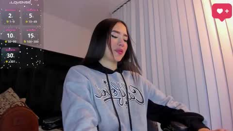 Snapshot of sarawagner_ chatting on December 23, 12:19 am online show from December 23, 12:19 am