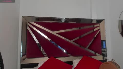 Snapshot of sarawagner_ chatting on January 7, 12:35 am online show from January 7, 12:35 am