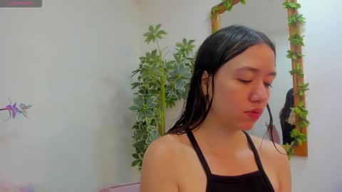 Snapshot of sarawagner_ chatting on February 8, 12:47 am online show from February 8, 12:47 am