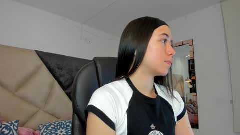 Snapshot of sarawagner_ chatting on March 2, 12:35 am online show from March 2, 12:35 am