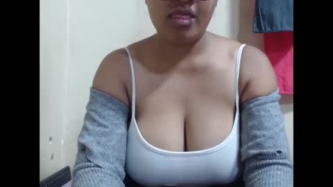 Snapshot of saronette chatting on December 17, 5:46 am saronette online show from December 17, 5:46 am