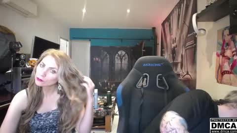 Snapshot of saruandjay chatting on November 2, 9:33 am Giselle and Jay online show from November 2, 9:33 am