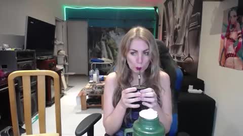 Snapshot of saruandjay chatting on November 18, 9:03 am Giselle and Jay online show from November 18, 9:03 am