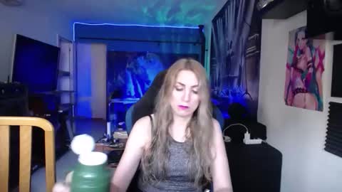 Snapshot of saruandjay chatting on November 20, 10:15 am Giselle and Jay online show from November 20, 10:15 am