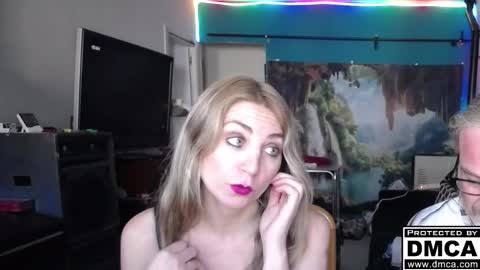 Snapshot of saruandjay chatting on November 22, 11:09 am Giselle and Jay online show from November 22, 11:09 am