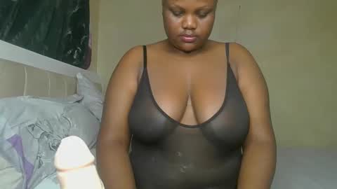 Snapshot of sassie_bee chatting on December 12, 3:21 am sassie_bee online show from December 12, 3:21 am