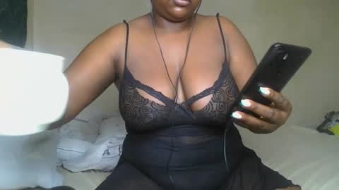 Snapshot of sassie_bee chatting on December 15, 10:37 pm sassie_bee online show from December 15, 10:37 pm