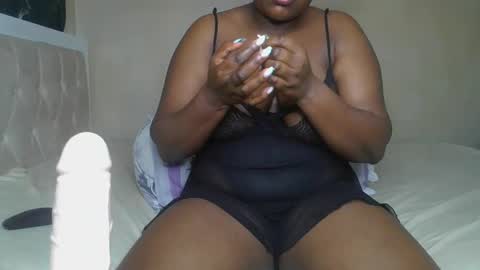 Snapshot of sassie_bee chatting on December 16, 1:42 am sassie_bee online show from December 16, 1:42 am