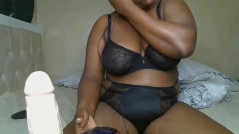 Snapshot of sassie_bee chatting on December 16, 11:18 pm sassie_bee online show from December 16, 11:18 pm