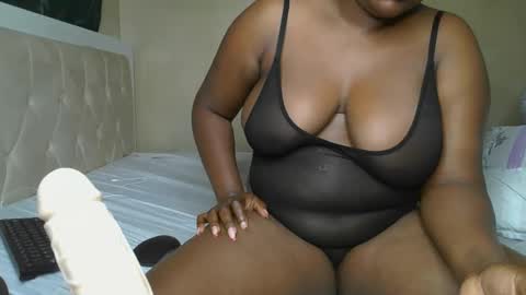 Snapshot of sassie_bee chatting on January 21, 2:22 am sassie_bee online show from January 21, 2:22 am