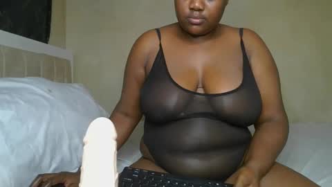 Snapshot of sassie_bee chatting on January 25, 11:54 pm sassie_bee online show from January 25, 11:54 pm