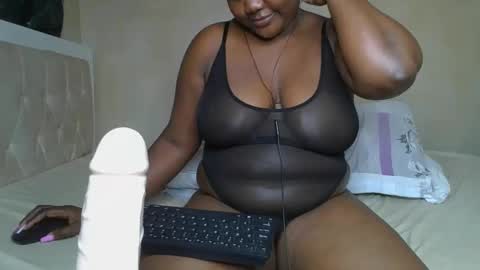 Snapshot of sassie_bee chatting on February 20, 11:43 pm sassie_bee online show from February 20, 11:43 pm