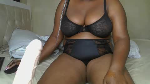 Snapshot of sassie_bee chatting on February 23, 12:30 am sassie_bee online show from February 23, 12:30 am