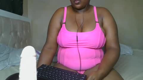 Snapshot of sassie_bee chatting on February 25, 9:46 pm sassie_bee online show from February 25, 9:46 pm