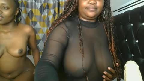 Snapshot of sassie_bee chatting on October 8, 7:11 pm sassie_bee online show from October 8, 7:11 pm