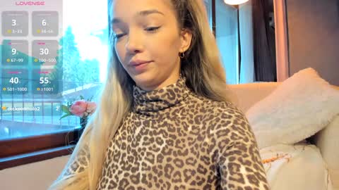 Snapshot of sassyt33n chatting on September 28, 8:20 am sassyt33n online show from September 28, 8:20 am