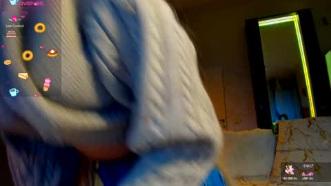 Snapshot of sassyt33n chatting on December 3, 7:49 am sassyt33n online show from December 3, 7:49 am