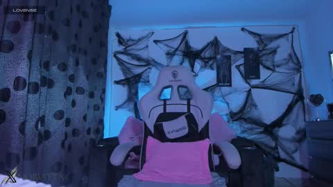    im expecting 300 thumbs up on my altar online show from October 25, 12:29 am