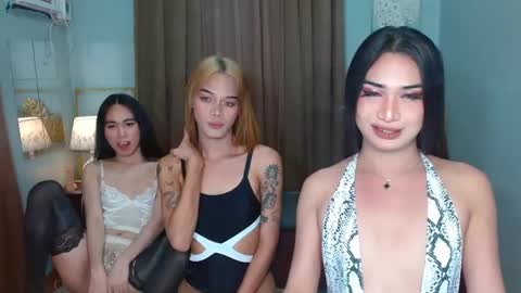 Snapshot of satiable_sashax chatting on December 2, 9:24 am Sasha online show from December 2, 9:24 am