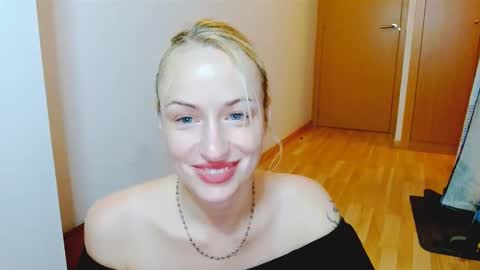 Snapshot of satinqueen90 chatting on October 19, 6:03 am Satinqueen90 online show from October 19, 6:03 am