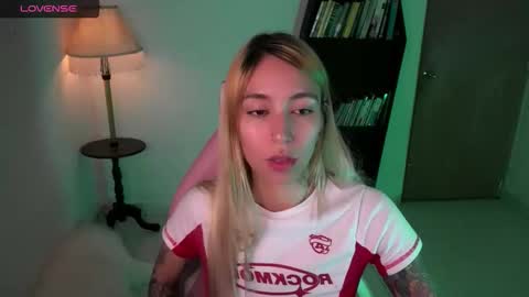 Snapshot of saucy_jenn1 chatting on December 18, 3:56 am I AM JENN online show from December 18, 3:56 am