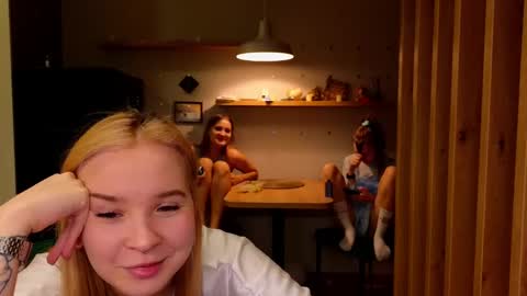 Snapshot of sav_anna chatting on February 12, 5:16 pm LUNA and ANNA    online show from February 12, 5:16 pm