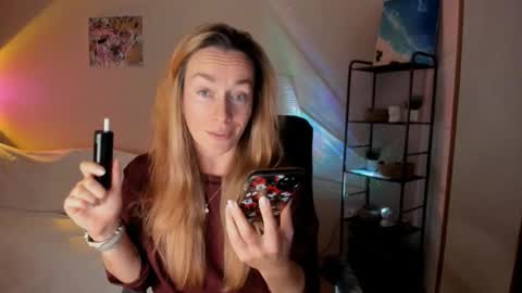 Snapshot of save_the_qween chatting on October 27, 11:25 am save the qween online show from October 27, 11:25 am